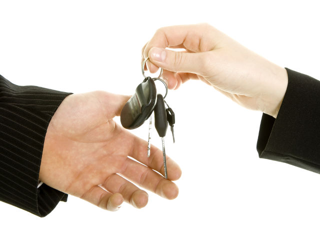 Du kannst den Wert Deines Gebrauchten auch bei anderen Anbietern erfahren Person übergibt Autoschlüssel an eine andere Person