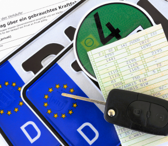 Dokumente und Zubehör für die Kfz-Zulassung oder den Autoverkauf in Deutschland Deutsche Fahrzeugunterlagen mit Nummernschildern, Autoschlüssel, Umweltplakette und Fahrzeugschein